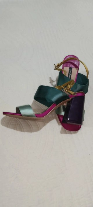 Sandalias Stradivarius tacón bloque verde y fucsia