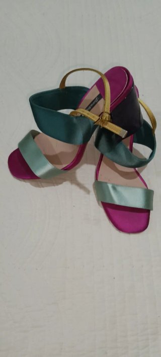 Sandalias Stradivarius tacón bloque verde y fucsia