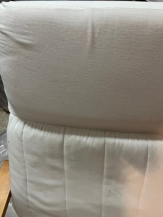 Sillón de tela y madera