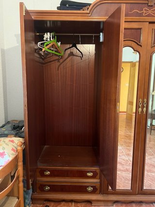 Armario de madera con 4 puertas y espejos