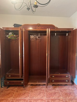 Armario de madera con 4 puertas y espejos