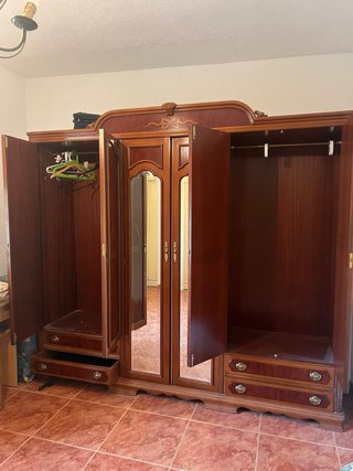 Armario de madera con 4 puertas y espejos