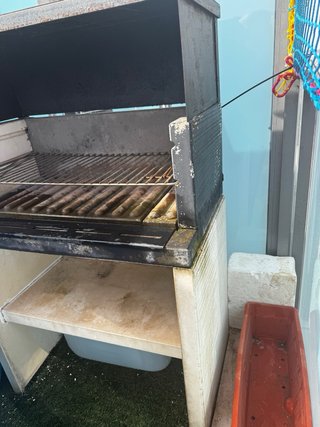Barbacoa de piedra y metal