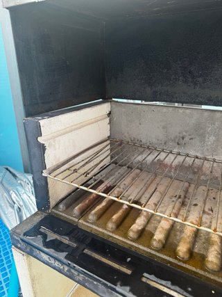 Barbacoa de piedra y metal