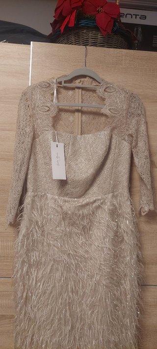 Vestido fiesta beige/dorado encaje y plumas