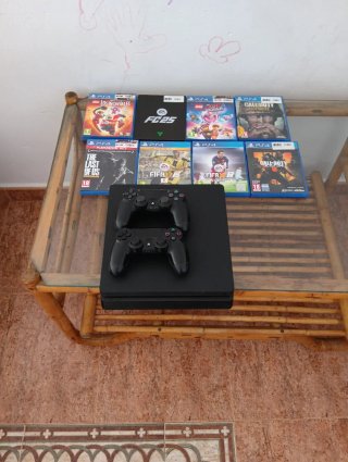 PS4 (PlayStation 4) Negra con Mandos y Juegos