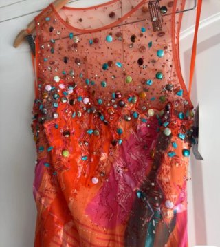 Vestido de fiesta naranja y rosa con pedrería