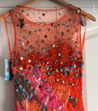 Vestido de fiesta naranja y rosa con pedrería