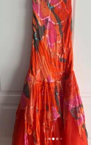 Vestido de fiesta naranja y rosa con pedrería