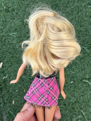 Muñeca Barbie rubia con vestido rosa