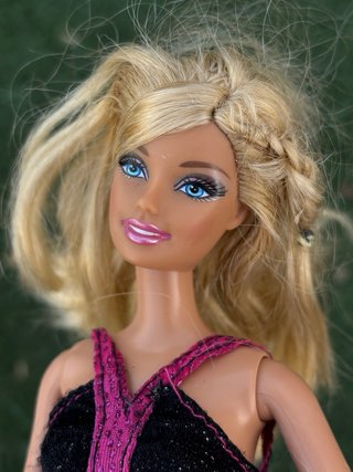 Muñeca Barbie rubia con vestido rosa