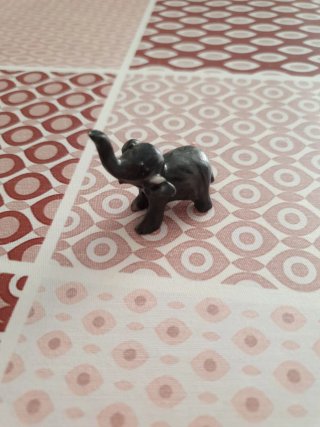 Lote de figuritas: Buda, troll y perros