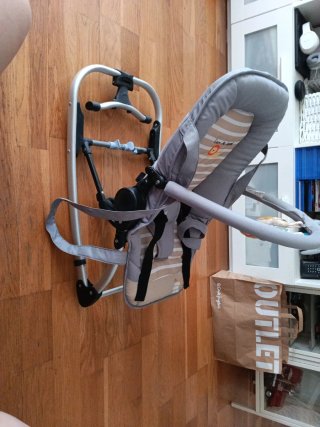 Mecedora para bebé con arco de juegos