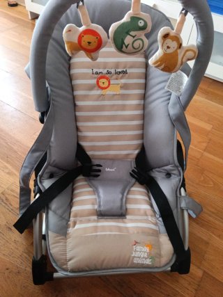 Mecedora para bebé con arco de juegos