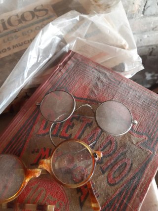 Gafas antiguas con funda