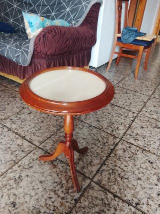 Mesa auxiliar redonda clásica madera y mármol