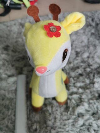 Peluche cervatillo amarillo con corazones
