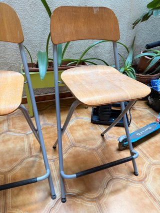 2 Sillas plegables altas de madera y metal
