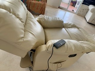 Sillón de masaje de cuero blanco