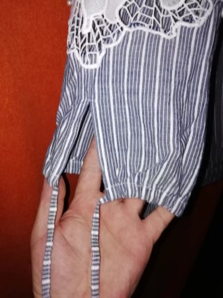 Blusa con encajes azul y blanco