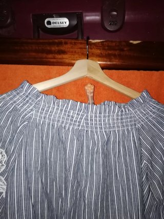 Blusa con encajes azul y blanco