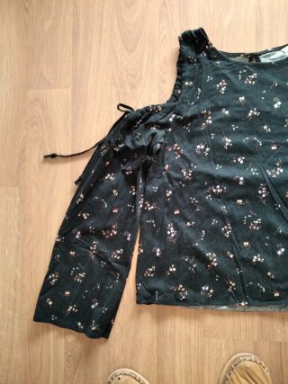 Blusa H&M floral hombros descubiertos