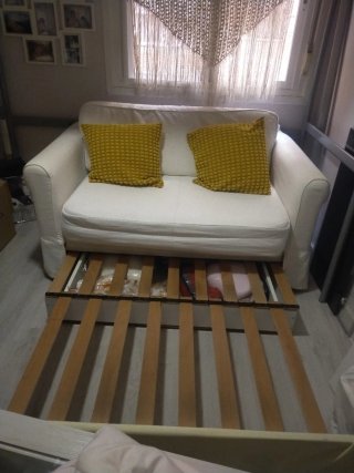 Sofá cama Ikea y mesa auxiliar