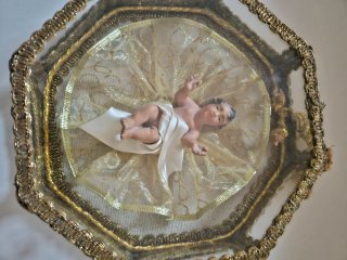 Niño Jesús en urna cristal encaje