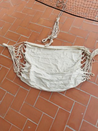 Hamaca de tela beige y blanca