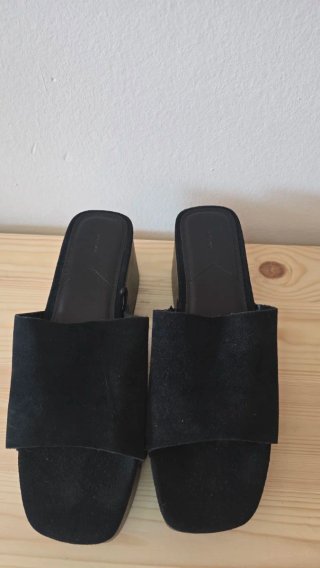 Zuecos Lefties negros plataforma tachuelas