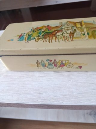 Caja metálica antigua decorada