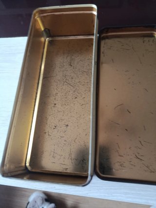 Caja metálica antigua decorada