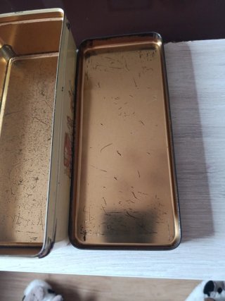 Caja metálica antigua decorada