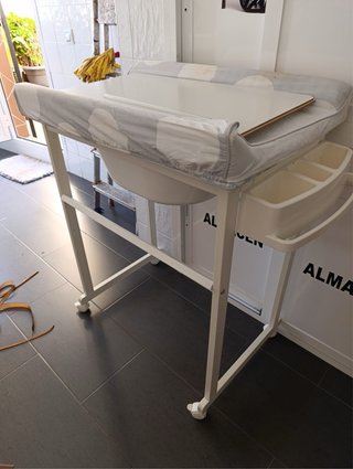 Cambiador de bebé con bañera