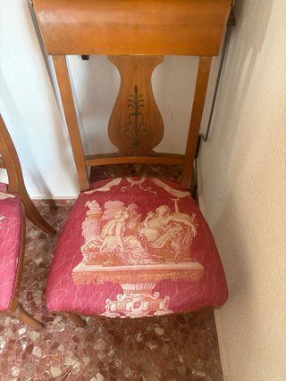 Silla de madera antigua con tapizado