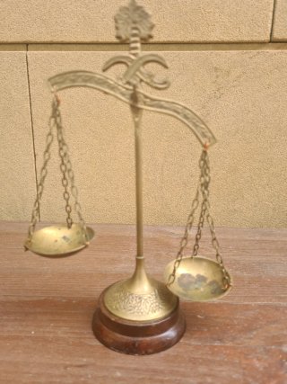 Báscula antigua de bronce