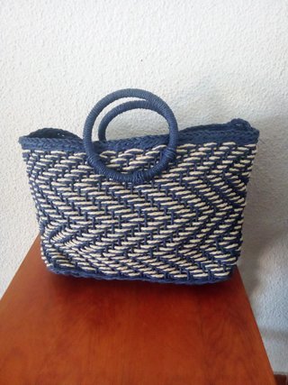 Bolso de playa tejido azul y beige