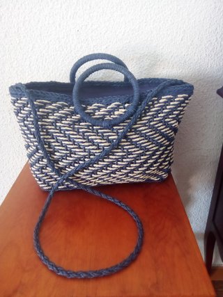 Bolso de playa tejido azul y beige