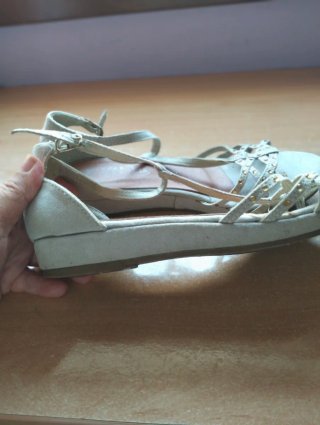 Sandalias de niña beige con pedrería