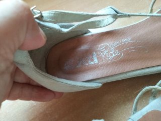 Sandalias de niña beige con pedrería