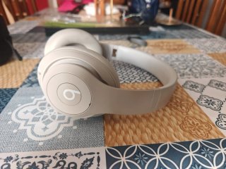 Beats Studio Pro A2924 Beige con estuche