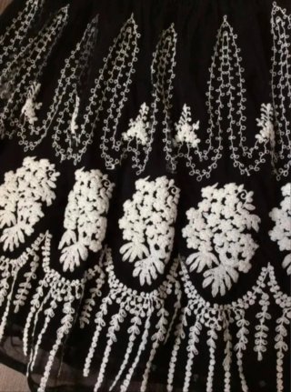 Falda nueva Zara bordada negra y blanca