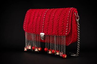 Bolso de crochet rojo con flecos