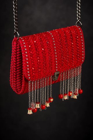 Bolso de crochet rojo con flecos