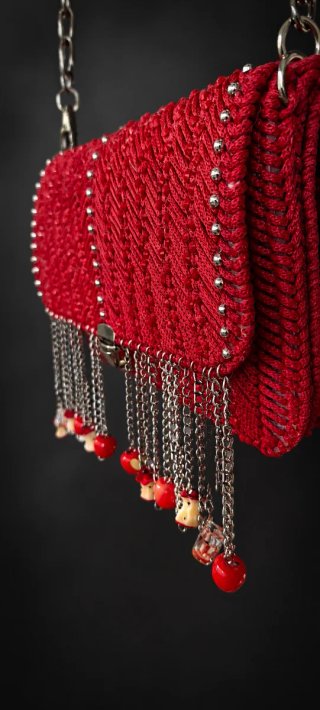 Bolso de crochet rojo con flecos
