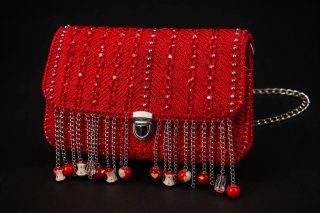 Bolso de crochet rojo con flecos