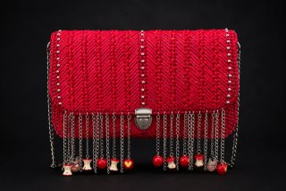 Bolso de crochet rojo con flecos