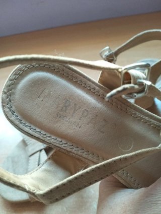 Sandalias planas chica beige con pedrería