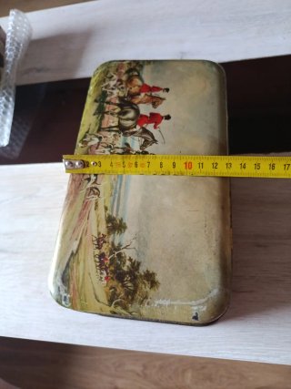 Caja metálica antigua escena caza