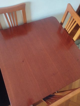 Mesa de madera con 4 sillas